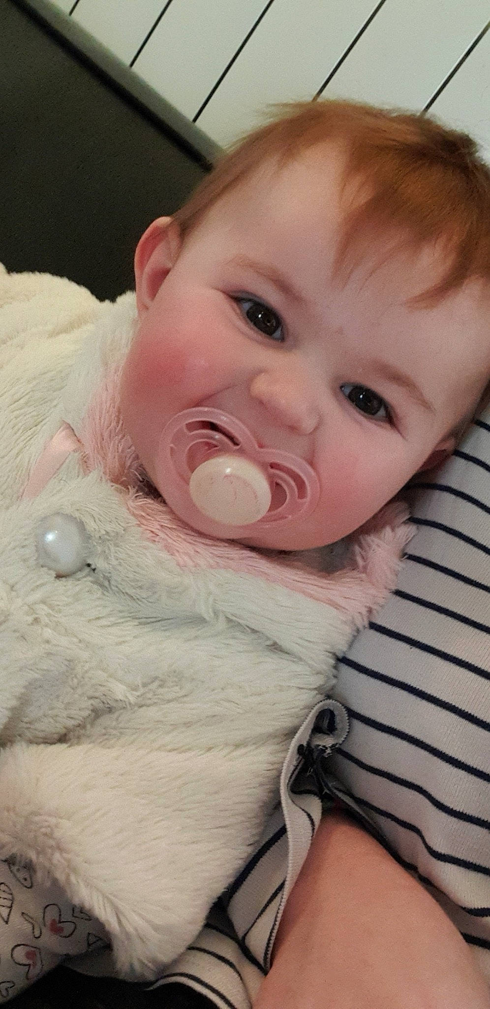 Ylianna participe au concours pour gagner de l'argent avec cette photo : baby, baby_toddler_clothing, cheek, child, comfort, drinkware, ear, eyelash, finger, happy, human_body, iris, lip, nail, no_expression, nose, person, pink, skin, sleeve