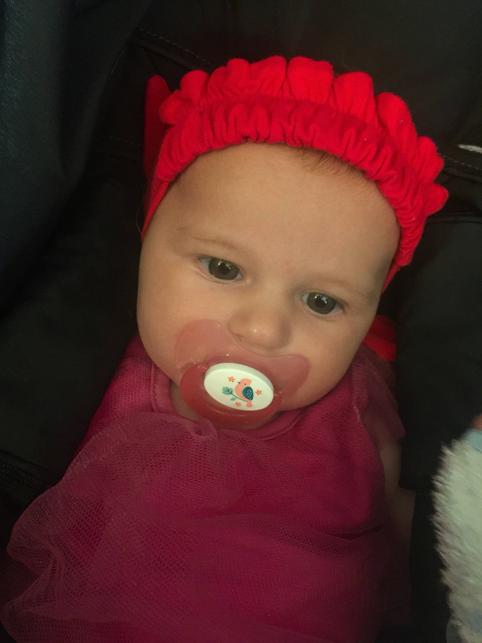 Ylianna a rejoint le concours — aidez-le/la à gagner de superbes lots ! baby, cheek, child, eye, face, forehead, hair_accessory, head, headgear, headwear, lip, mouth, nose, person, pink, red, shower_cap, toddler