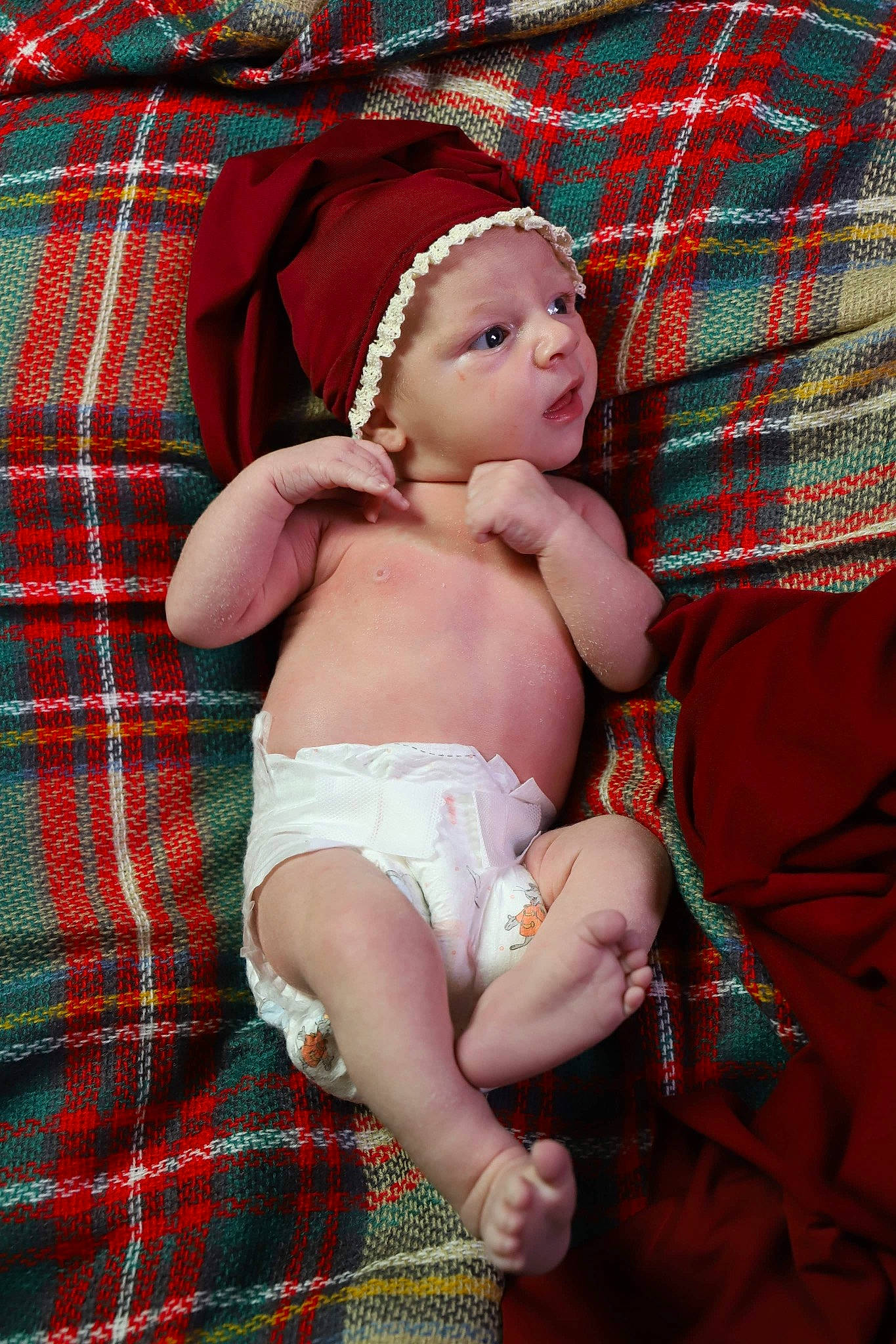 Thiago a rejoint le concours — aidez-le/la à gagner de superbes lots ! abdomen, baby, baby_toddler_clothing, cheek, chest, comfort, diaper, finger, grass, headgear, headwear, human_body, pattern, person, plaid, skin, stomach, tartan, thigh, thumb