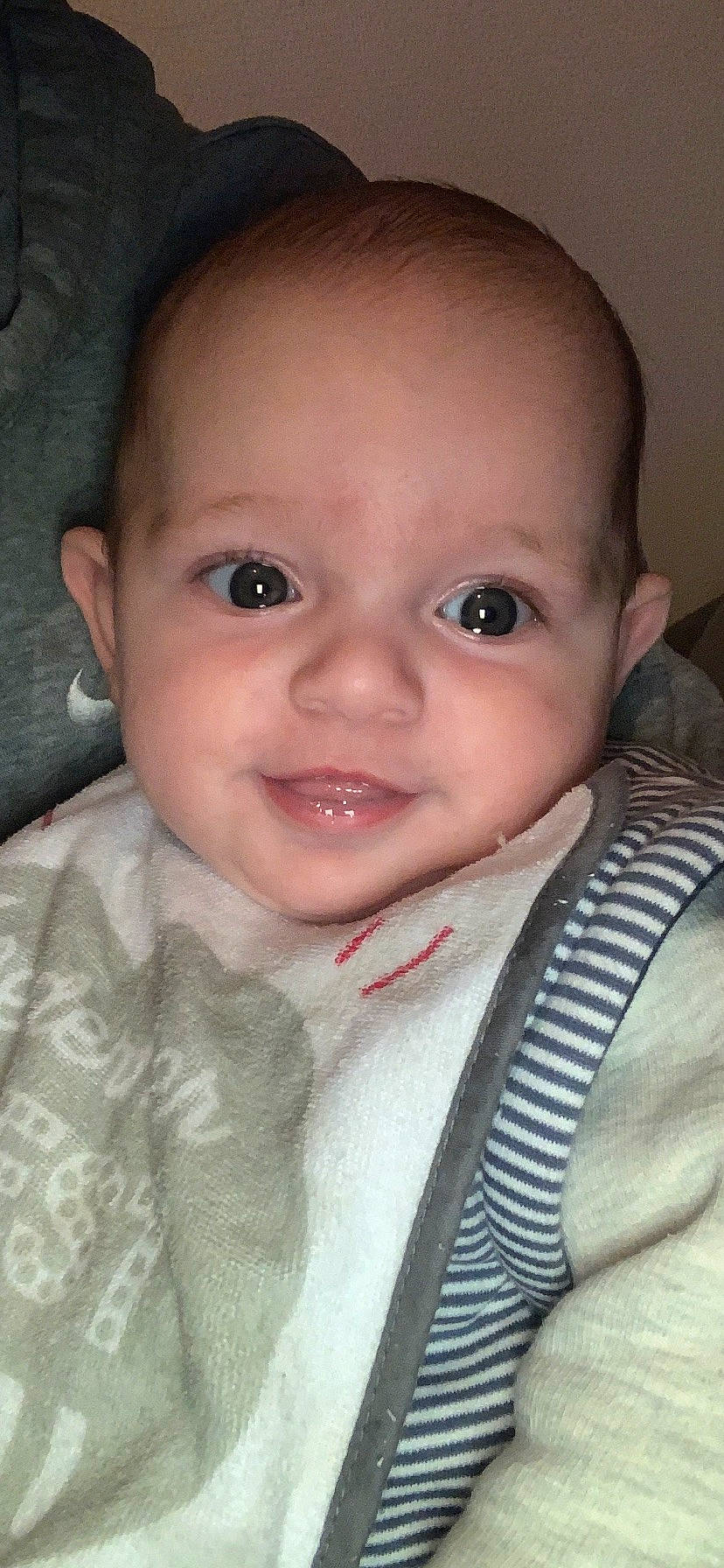 Thiago a rejoint le concours — aidez-le/la à gagner de superbes lots ! baby, baby_toddler_clothing, cheek, chin, collar, ear, eyebrow, eyelash, facial_expression, forehead, hairstyle, human_body, iris, lip, mouth, nose, person, skin, sleeve, smile