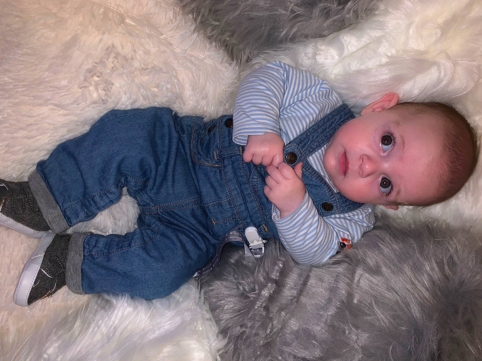 Thiago a rejoint le concours — aidez-le/la à gagner de superbes lots ! baby, baby_toddler_clothing, cheek, child, comfort, doll, freezing, fur, human_body, iris, nose, person, sitting, skin, sleeve, toddler, tree, wig, winter, wool