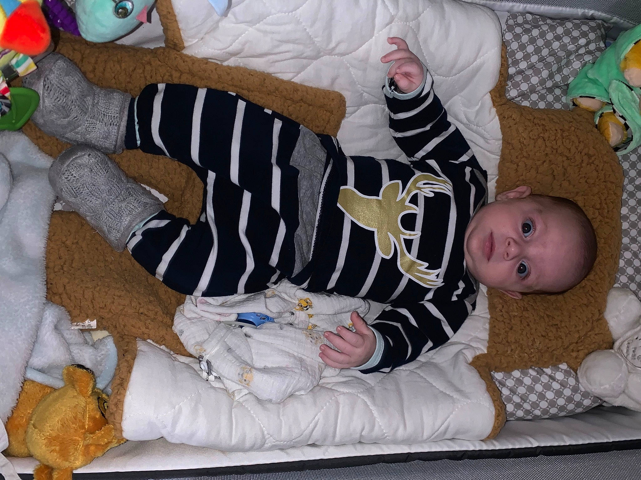 Thiago a rejoint le concours — aidez-le/la à gagner de superbes lots ! baby, baby_products, baby_toddler_clothing, child, christmas_eve, comfort, event, fun, fur, holiday, human_body, lap, linens, pattern, person, room, sitting, sock, thigh, toddler