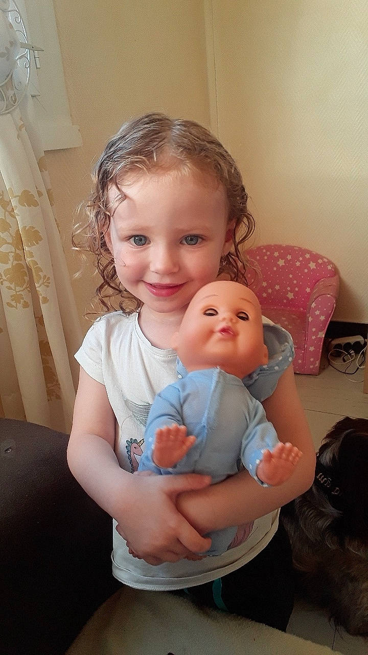 Cléa participe au concours pour gagner de l'argent avec cette photo : baby, cheek, child, daughter, iris, joy, person, sitting, skin, smile, toddler