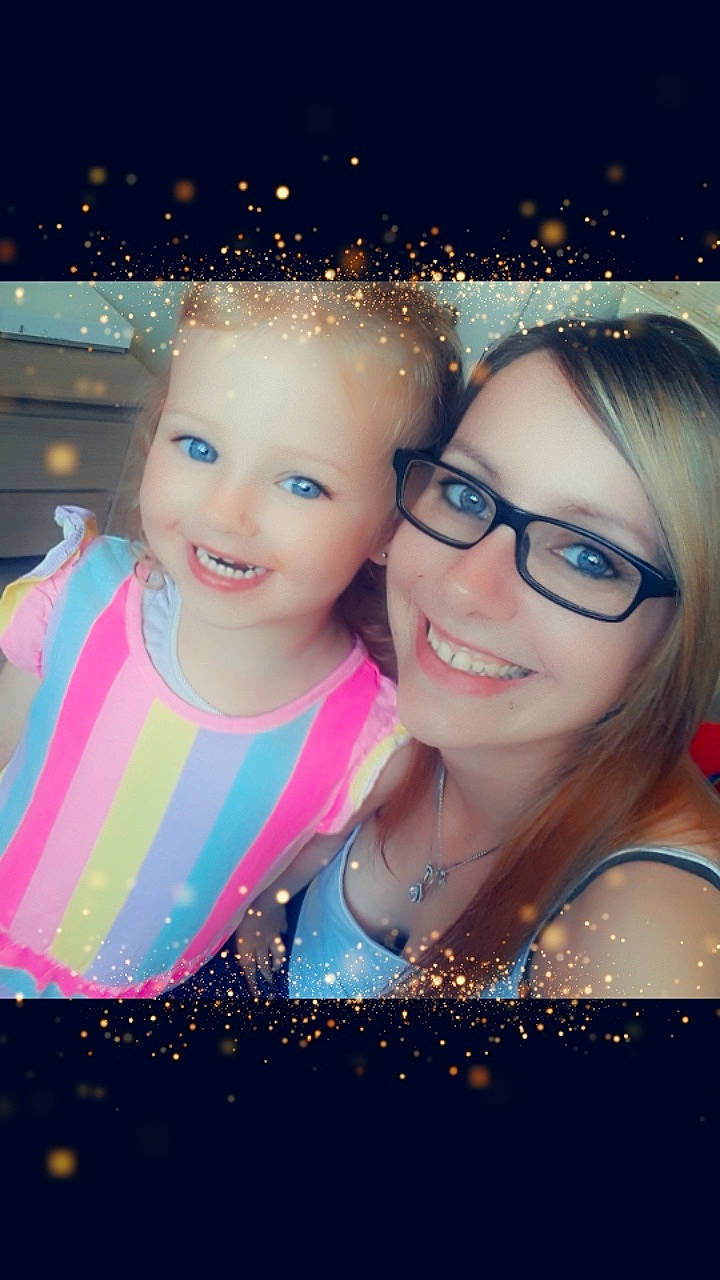 Cléa a rejoint le concours — aidez-le/la à gagner de superbes lots ! beauty, blond, cheek, child, eye, eyewear, face, facial_expression, friendship, fun, glasses, head, joy, lip, nose, person, photograph, photography, skin, sky