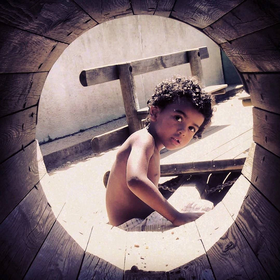 Joachim participe au concours pour gagner de l'argent avec cette photo : beauty, child, circle, cloud, cool, eye, flash_photography, muscle, organ, person, photography, sky, smile, square, stock_photography, tints_and_shades, water, wheel, world
