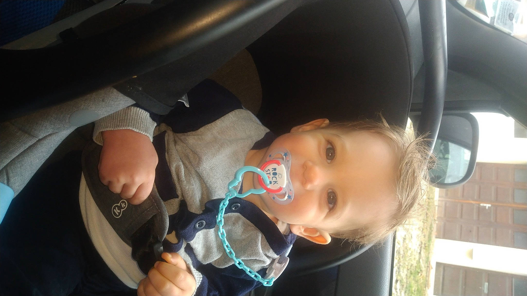 Tilyan participe au concours pour gagner de l'argent avec cette photo : auto_part, automotive_design, automotive_lighting, baby, car, car_seat, child, comfort, family_car, fun, gesture, jaw, joy, mouth, nose, person, seat_belt, toddler, vehicle, vehicle_door