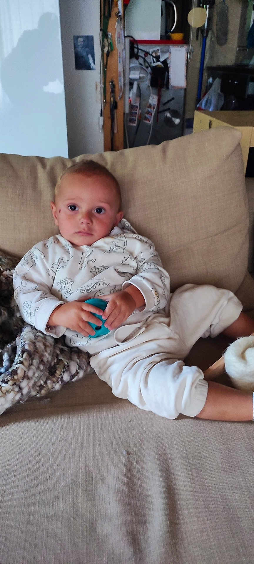 Canelo a rejoint le concours — aidez-le/la à gagner de superbes lots ! toddler, child, sofa, couch, toy, clothing, pajamas, blanket, indoors, living_room, person, face, hand, footwear, furniture, relaxing, casual, home, young_child, portrait