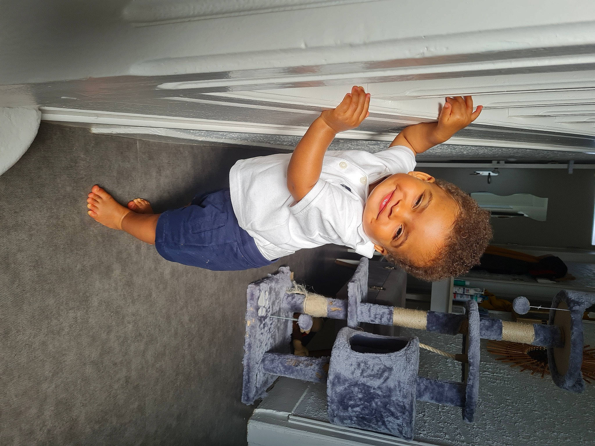 Soan participe au concours pour gagner de l'argent avec cette photo : automotive_exterior, ceiling, comfort, elbow, fun, joy, luxury_vehicle, machine, person, room, service, smile, t_shirt, transport