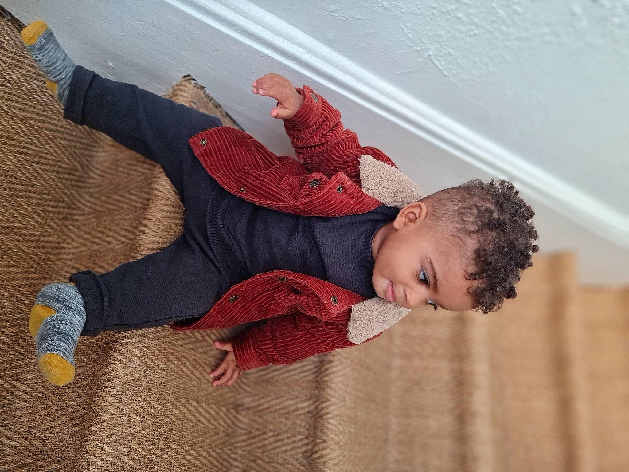 Soan participe au concours pour gagner de l'argent avec cette photo : baby, baby_toddler_clothing, child, comfort, elbow, floor, flooring, foot, fun, happy, hardwood, human_leg, leisure, linens, pattern, person, sitting, sleeve, textile, toddler