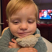 Raphaël a rejoint le concours — aidez-le/la à gagner de superbes lots ! bedroom, child, closeup, clothing, cozy, cute, face, furniture, happy, home, hugging, indoor, person, sheep_plush, smile, soft_toy, stuffed_toy, television, toddler, young_child