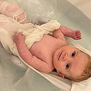 Ilhan a rejoint le concours — aidez-le/la à gagner de superbes lots ! baby, babycare, bath, bathtub, calm, child, cloth, comfort, cute, eyes, face, head, human, indoors, infant, portrait, relaxation, skin, water, young