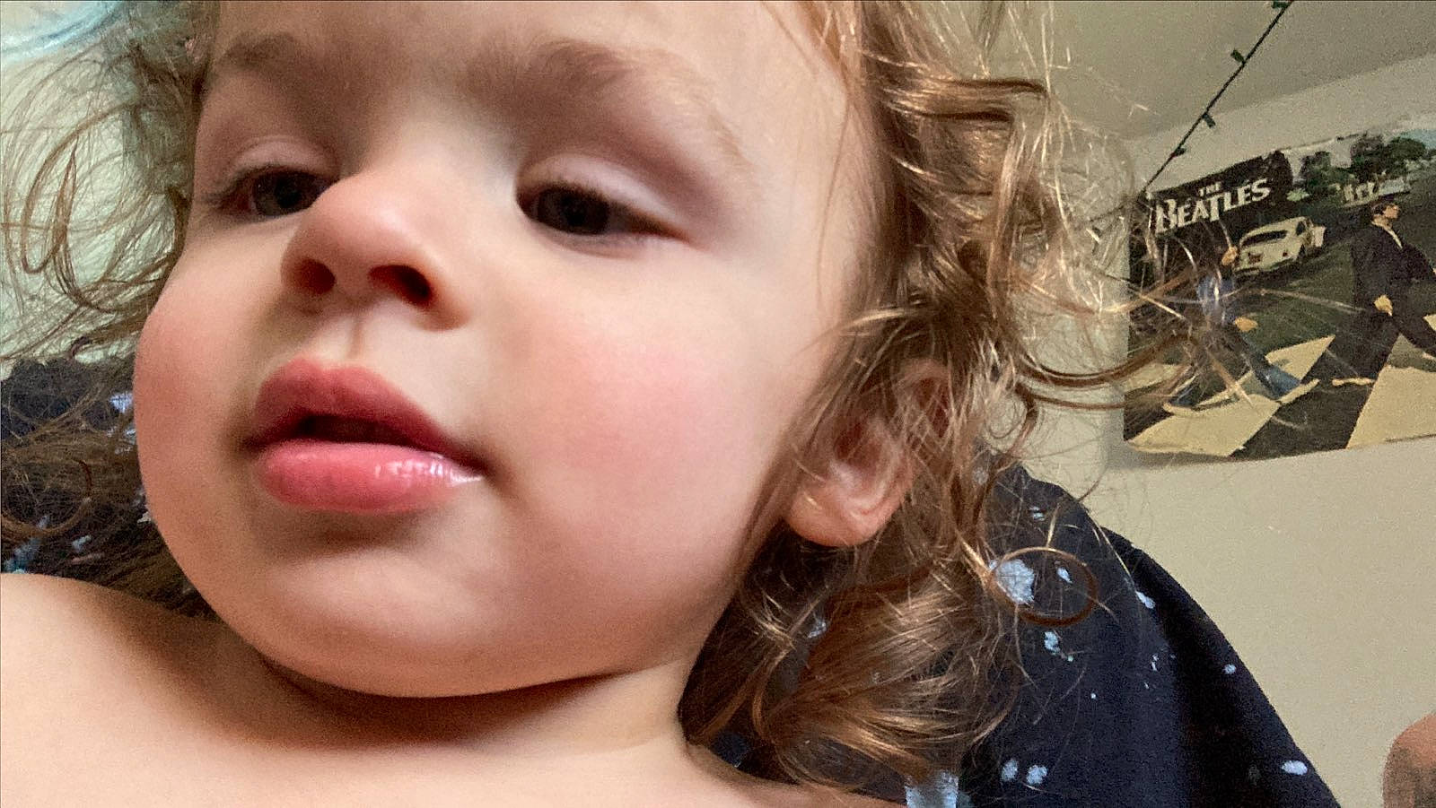 Lukah is registered to the contest to win money with this photo: cheek, ear, eye, eyebrow, eyelash, facial_expression, finger, forehead, gesture, hairstyle, happy, iris, jaw, lip, mouth, neck, nose, person, skin, toddler