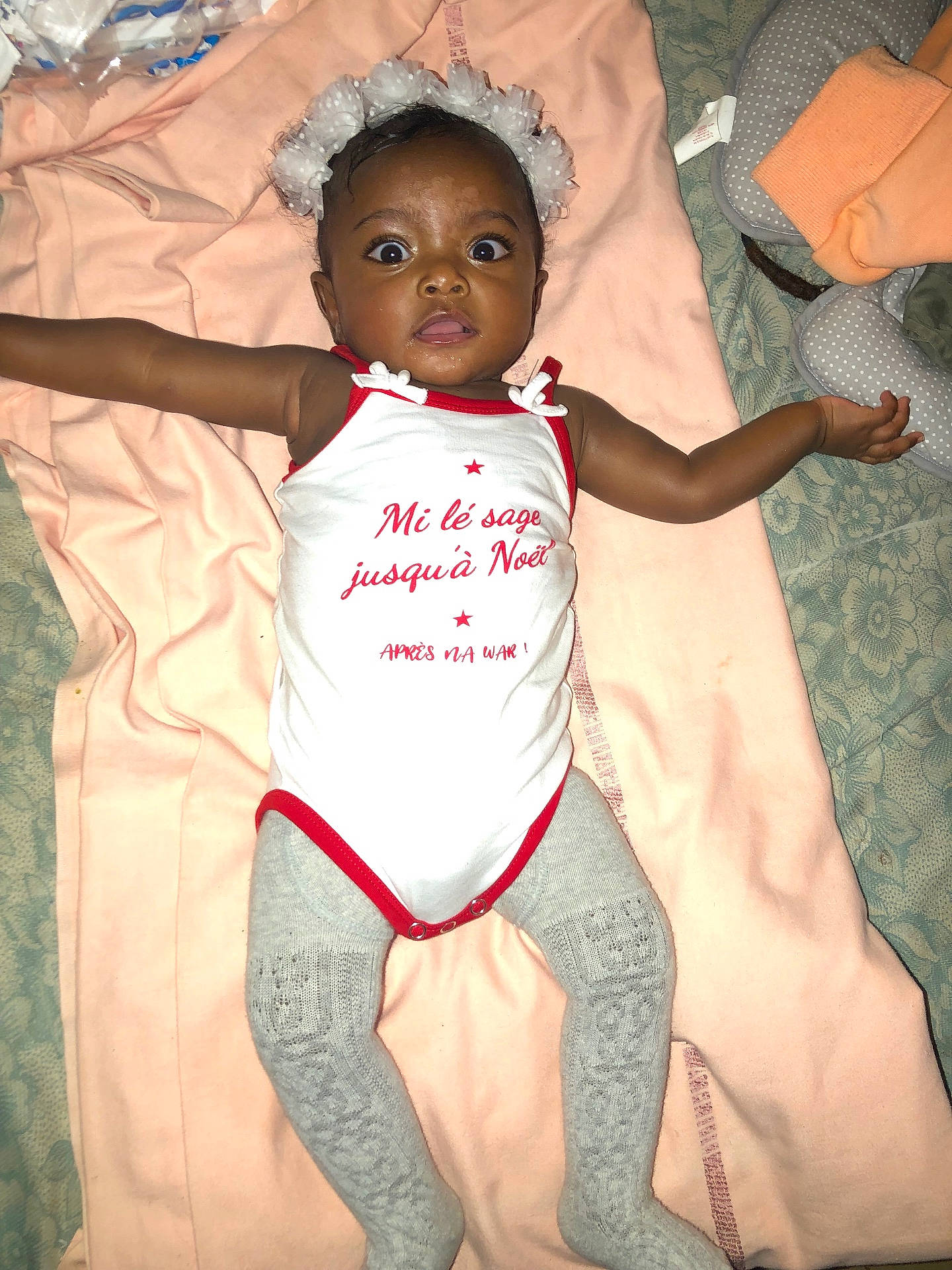 Inaya participe au concours pour gagner de l'argent avec cette photo : baby, baby_clothes, blanket, child, cute, fabric, gray_leggings, headband, headwear, human, indoors, infant, lying_down, onesie, portrait, skin, small_person, soft_texture, surprised_expression, wide_eyes