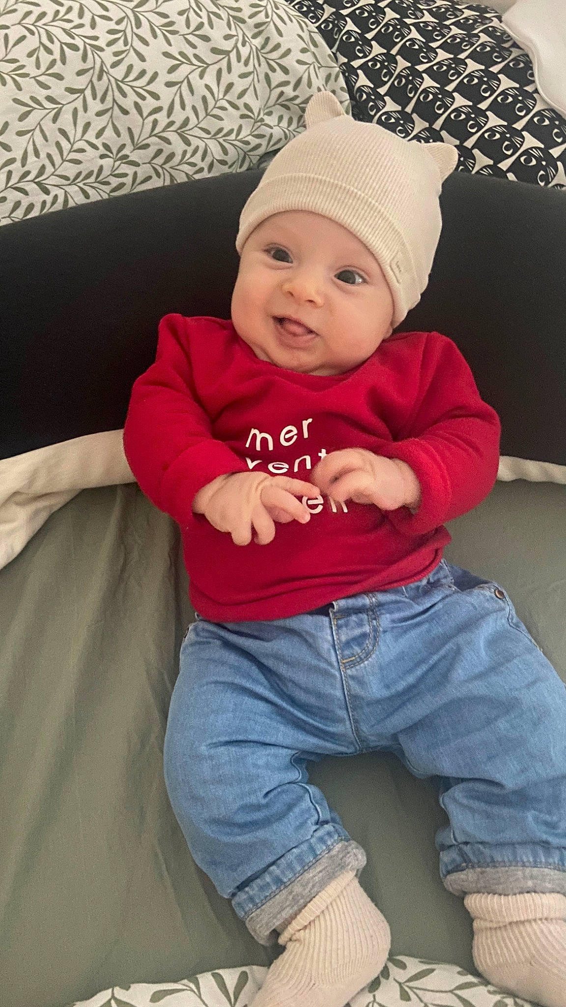 Gabin participe au concours pour gagner de l'argent avec cette photo : baby, baby_toddler_clothing, cap, clothing, comfort, face, headgear, headwear, human_body, human_leg, knee, lip, person, pink, skin, sleeve, standing, t_shirt, textile, thigh