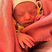 Gabriel a rejoint le concours — aidez-le/la à gagner de superbes lots ! newborn, baby, sleeping, blanket, pink, hand, cap, clothing, soft, cute, infant, portrait, closeup, peaceful, resting, wrapped, skin, babywear, child, toddler