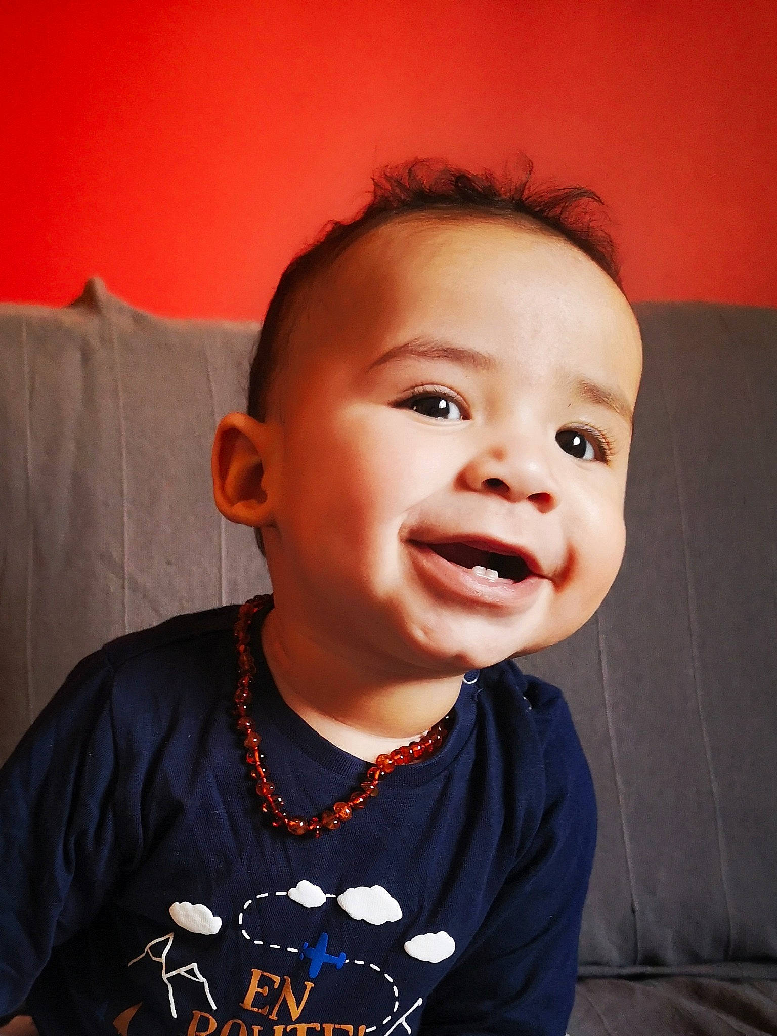 Elio a rejoint le concours — aidez-le/la à gagner de superbes lots ! active_shirt, baby, baby_toddler_clothing, cheek, cool, ear, eye, eyebrow, eyelash, forehead, iris, jewellery, necklace, person, sleeve, toddler, tooth
