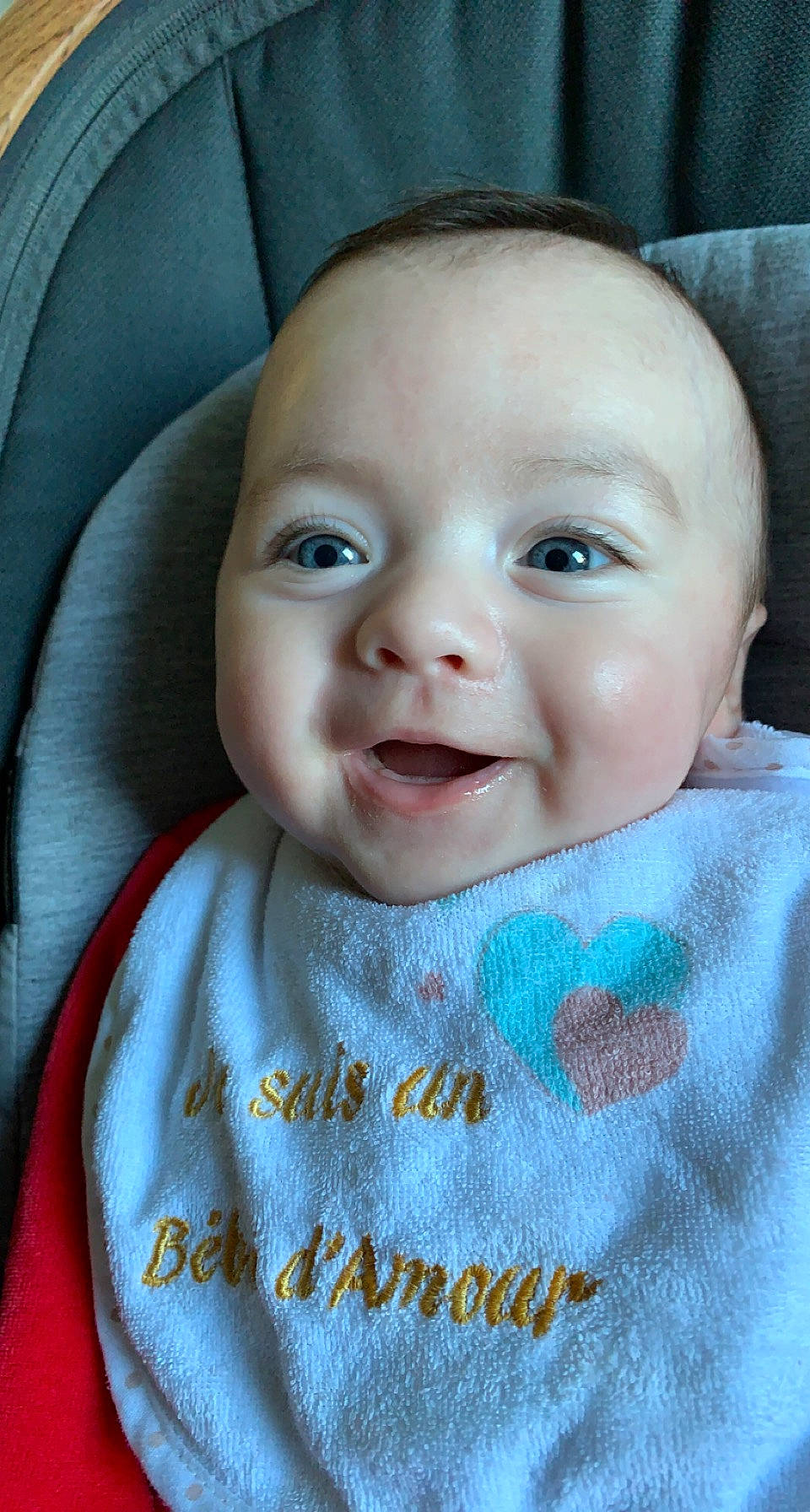 Lou a rejoint le concours — aidez-le/la à gagner de superbes lots ! azure, baby, cheek, chin, eyebrow, facial_expression, forehead, happy, head, iris, lip, mammal, mouth, nose, person, skin, sleeve, smile, textile, vertebrate