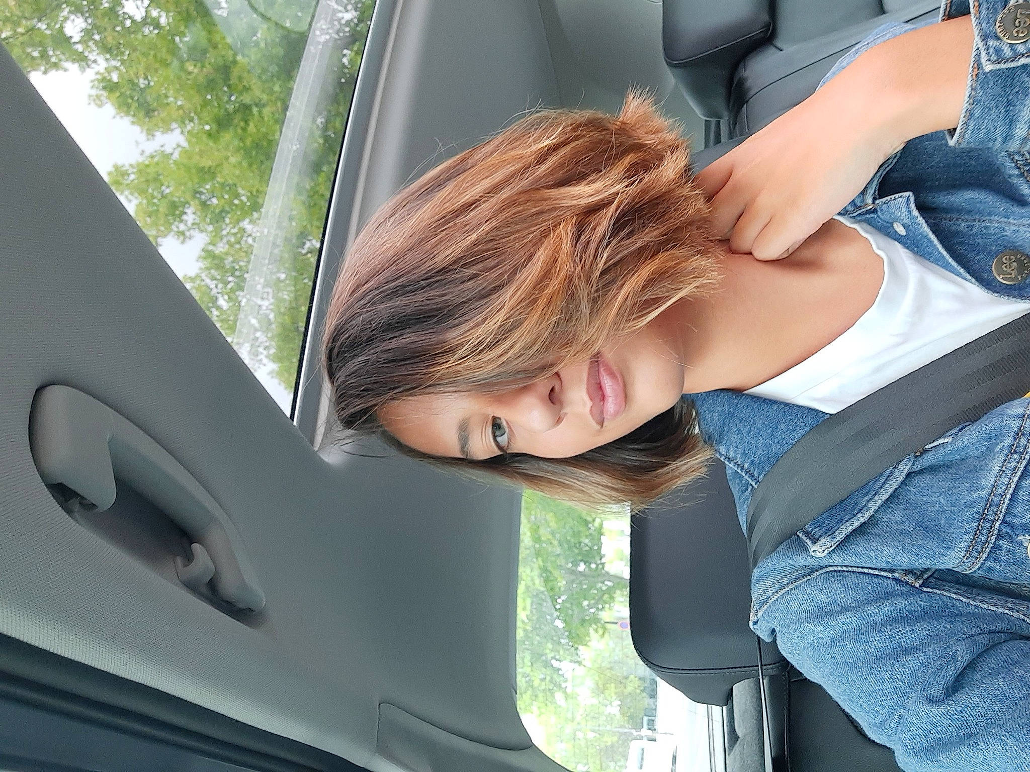 Margot participe au concours pour gagner de l'argent avec cette photo : auto_part, automotive_window_part, car, car_seat, family_car, long_hair, person, vehicle, vehicle_door