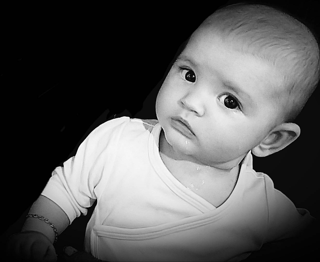 Nino a rejoint le concours — aidez-le/la à gagner de superbes lots ! baby, black, black_and_white, cheek, child, chin, eye, face, head, lip, monochrome, monochrome_photography, nose, organ, people, person, photograph, photography, skin, toddler