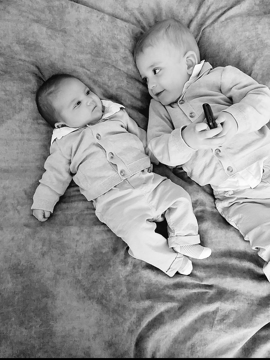 Nolan participe au concours pour gagner de l'argent avec cette photo : baby, black_and_white, child, eye, family, gesture, monochrome, monochrome_photography, people, person, photograph, photography, sibling, skin, snapshot, stock_photography, style, toddler, white