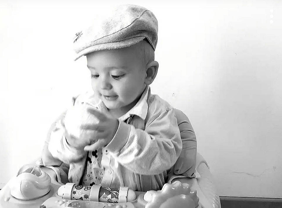 Nolan a rejoint le concours — aidez-le/la à gagner de superbes lots ! baby, black_and_white, child, monochrome, monochrome_photography, person, photograph, photography, play, portrait, portrait_photography, sitting, smile, snapshot, stock_photography, style, toddler, white