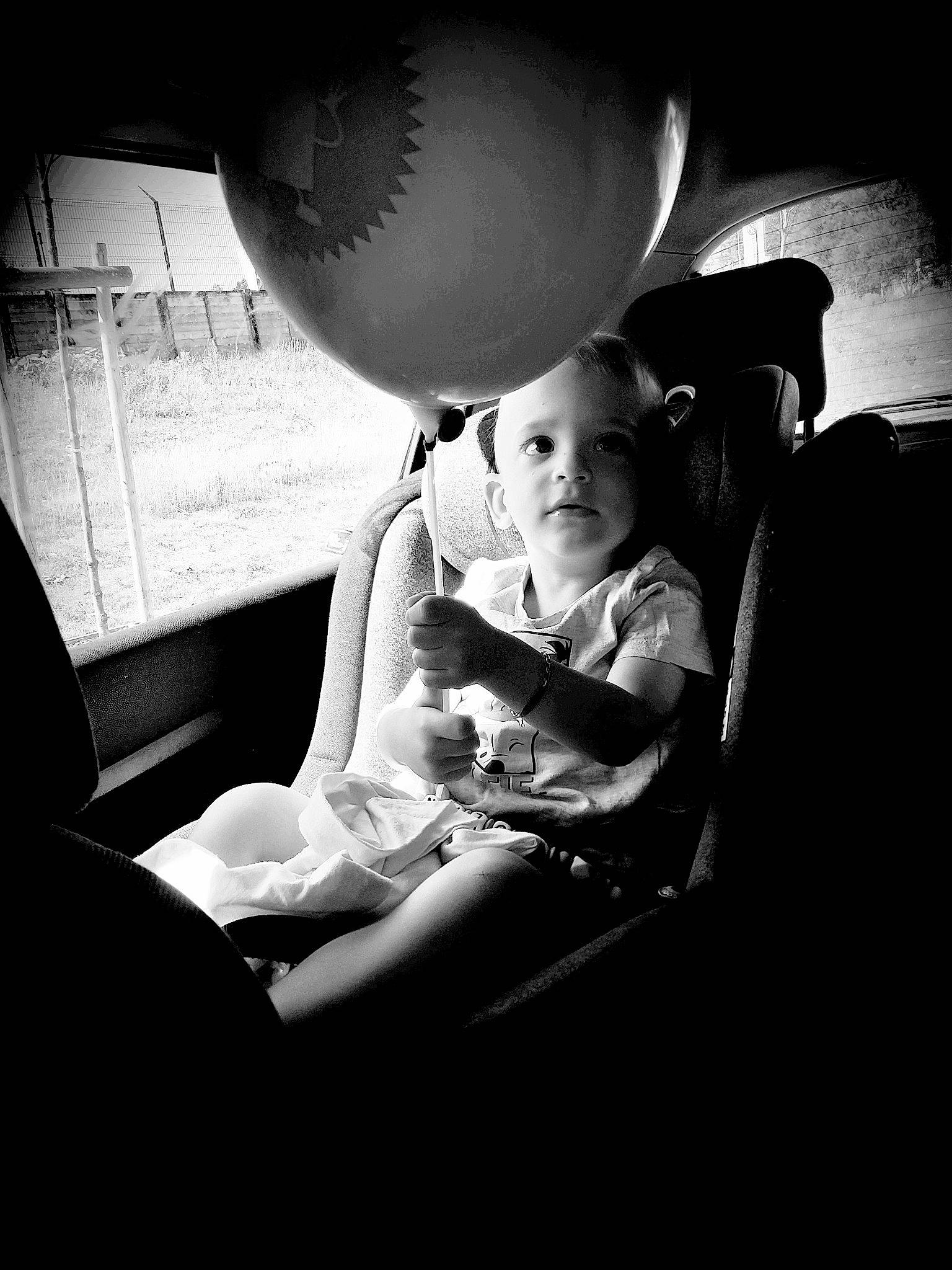 Nolan a rejoint le concours — aidez-le/la à gagner de superbes lots ! baby, black, black_and_white, child, eye, flash_photography, hat, headgear, monochrome, monochrome_photography, person, photograph, photography, sitting, sky, smile, snapshot, stock_photography, style, toddler
