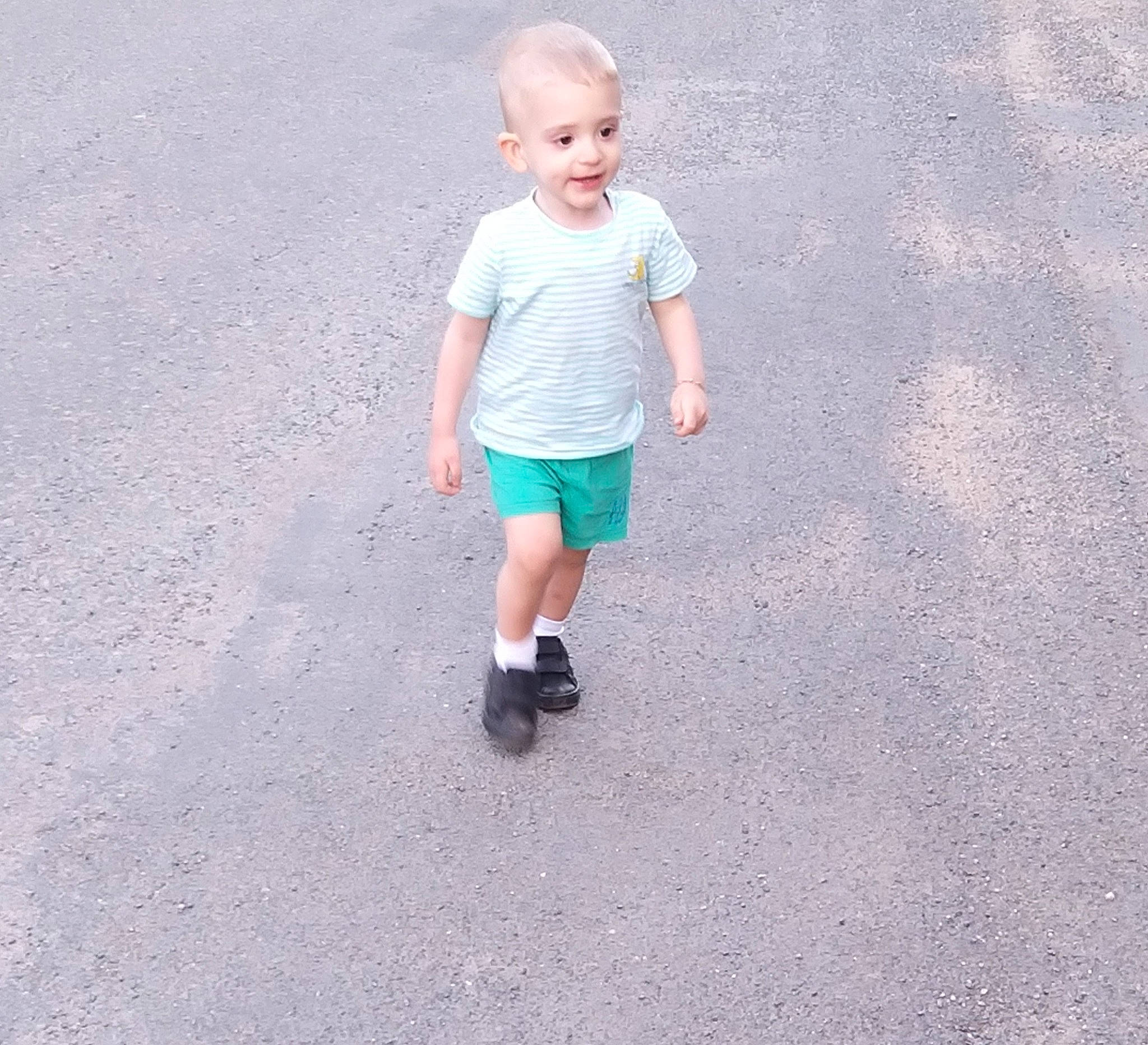 Nolan a rejoint le concours — aidez-le/la à gagner de superbes lots ! asphalt, child, footwear, fun, leg, person, play, recreation, shoe, standing, toddler, vacation, walking