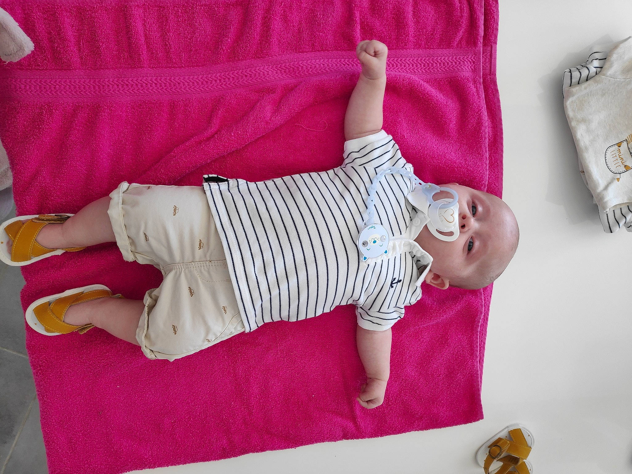 Ethan a rejoint le concours — aidez-le/la à gagner de superbes lots ! arm, baby, baby_toddler_clothing, child, finger, gesture, glove, hand, joint, magenta, pattern, person, pink, product, sleeve, textile, thumb, toddler