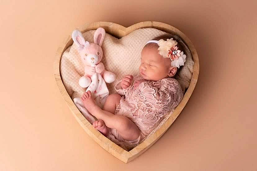 Avah a rejoint le concours — aidez-le/la à gagner de superbes lots ! arm, baby, baby_products, baby_sleeping, baby_toddler_clothing, child, comfort, fashion_accessory, finger, hair_accessory, hand, head, headgear, headpiece, heart, human_body, linens, person, picture_frame, sweetness