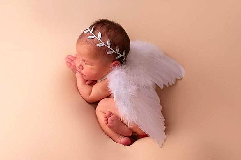 Avah participe au concours pour gagner de l'argent avec cette photo : baby, baby_toddler_clothing, barefoot, ear, fashion_accessory, flooring, foot, gesture, happy, headband, headpiece, human_leg, jewellery, nail, peach, person, petal, thumb, toddler, wood