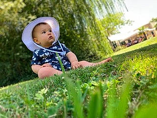 Alessio participe au concours pour gagner de l'argent avec cette photo : baby, baby_toddler_clothing, grass, grass_family, grassland, groundcover, happy, landscape, lawn, leaf, leisure, meadow, natural_landscape, people_in_nature, person, plant, summer, sunlight, terrestrial_plant, toddler