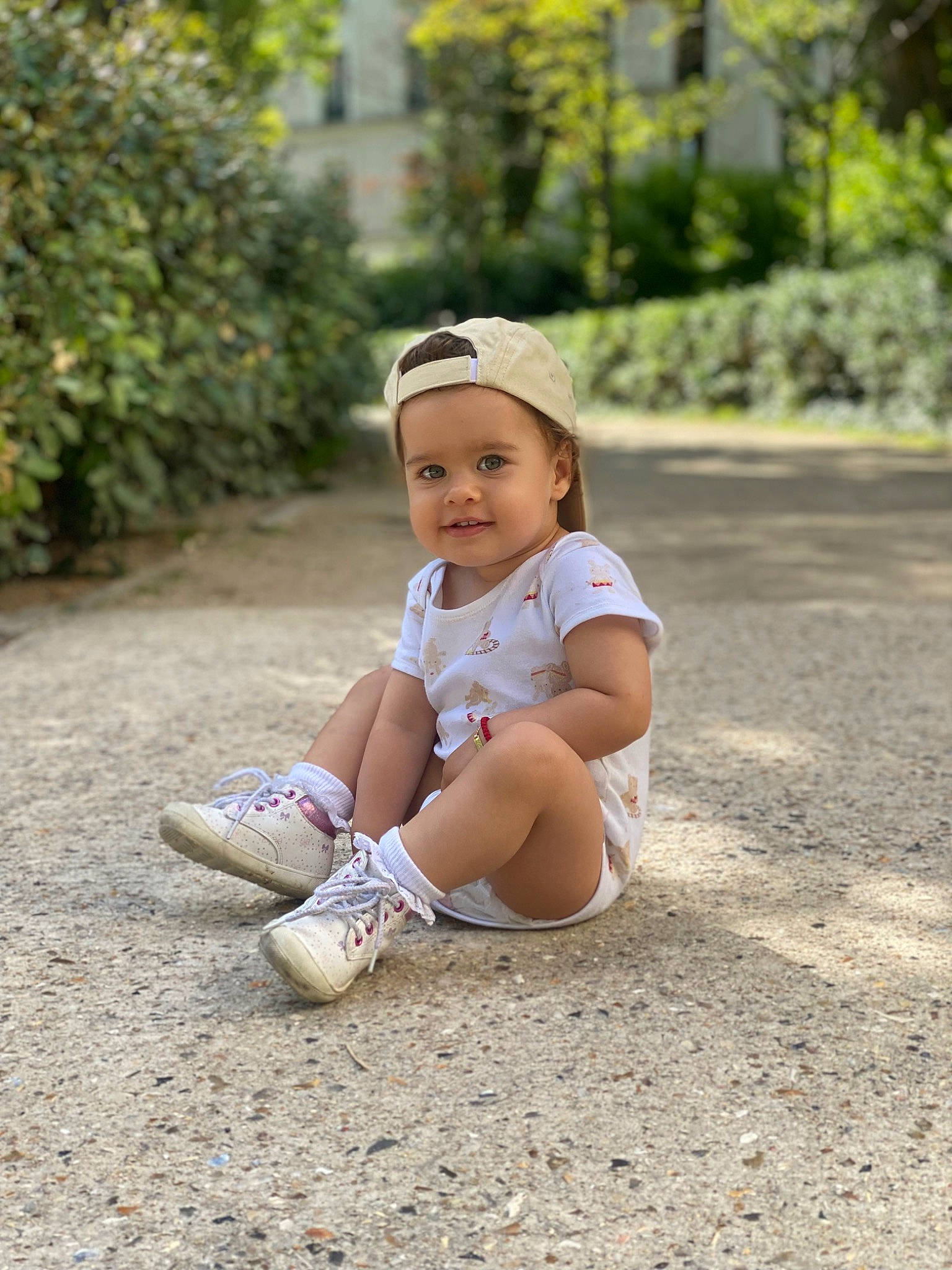 Lorena a rejoint le concours — aidez-le/la à gagner de superbes lots ! asphalt, baby, cap, face, footwear, grass, happy, hat, headwear, human_leg, joy, knee, leg, leisure, people_in_nature, person, plant, shoe, smile, sneakers