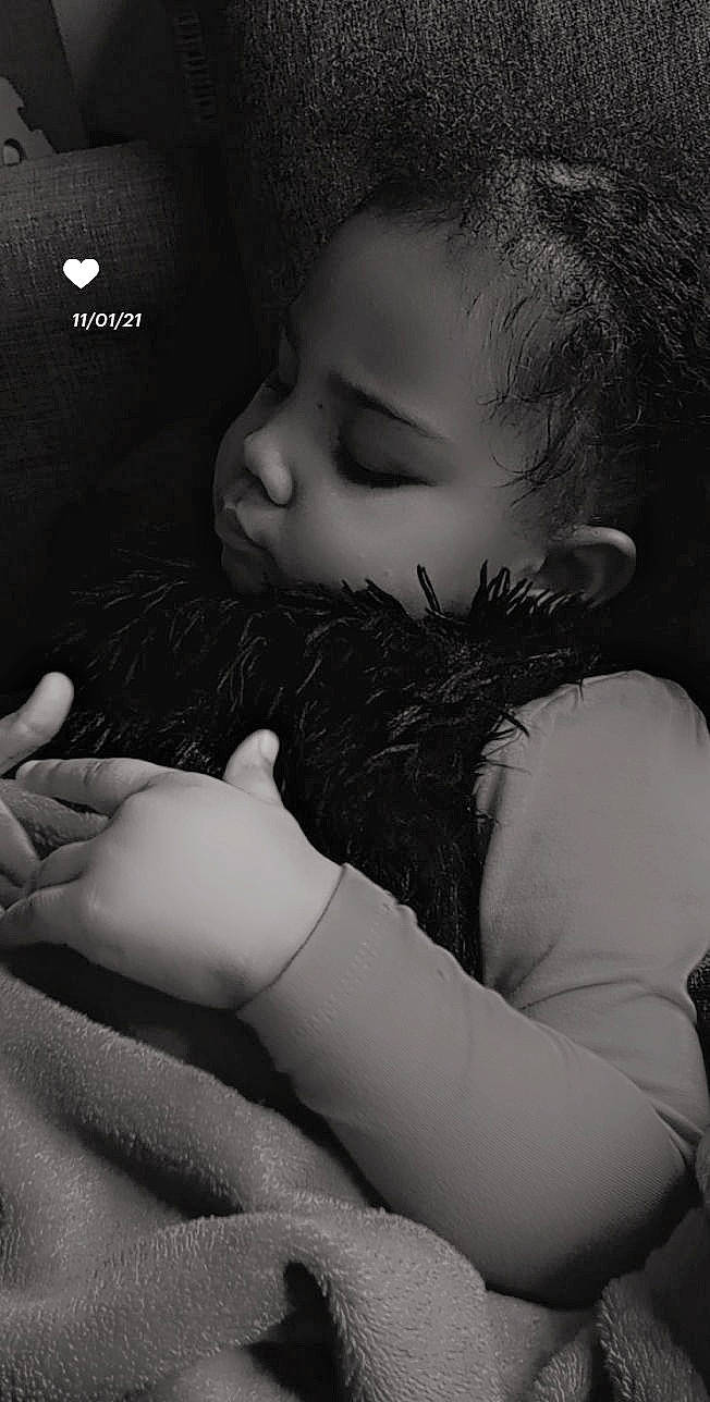 Queen participe au concours pour gagner de l'argent avec cette photo : baby, black, black_and_white, child, finger, gesture, interaction, love, monochrome_photography, nail, person, photo_caption, portrait_photography, skin, toddler