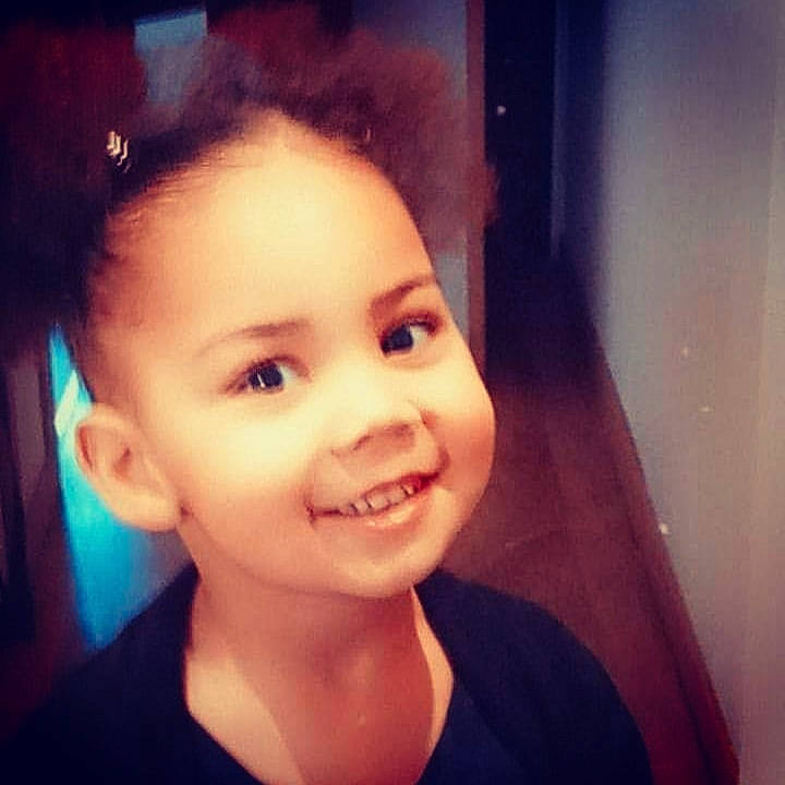 Queen a rejoint le concours — aidez-le/la à gagner de superbes lots ! black_hair, cheek, child, chin, cool, ear, eyebrow, eyelash, forehead, hairstyle, happy, iris, jaw, joy, laugh, lip, person, pleased, portrait, portrait_photography