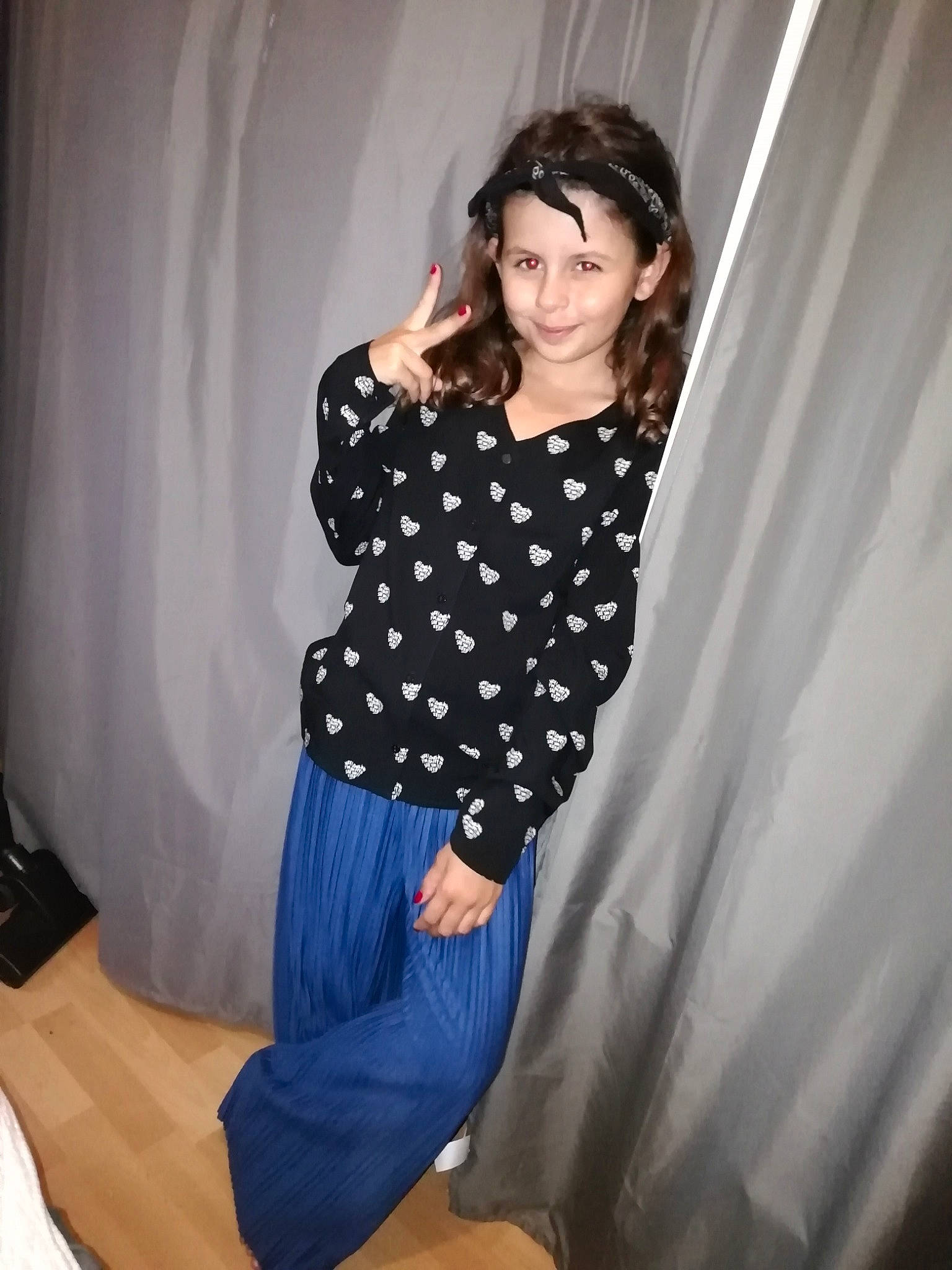 Abby a rejoint le concours — aidez-le/la à gagner de superbes lots ! black_hair, clothing, design, headwear, joy, leg, outerwear, pattern, person, photo_shoot, photography, polka_dot, sitting, sleeve