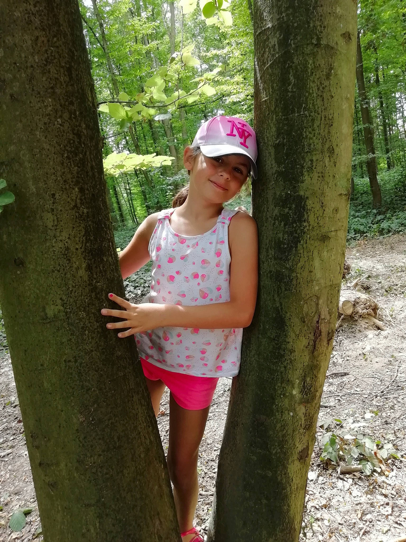 Abby participe au concours pour gagner de l'argent avec cette photo : headwear, joy, leg, leisure, person, pink, plant, tree, trunk, woody_plant