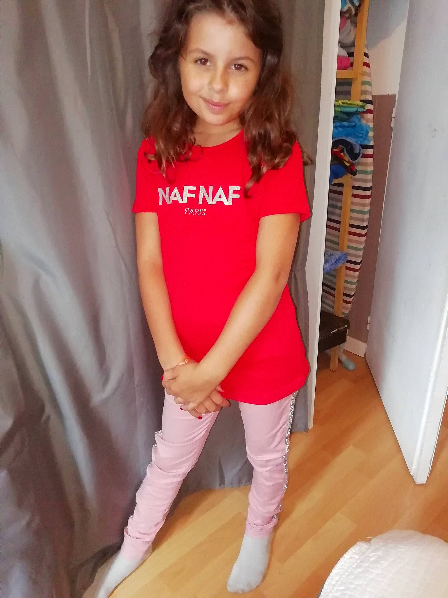 Abby participe au concours pour gagner de l'argent avec cette photo : child_model, clothing, human_leg, joint, joy, knee, leg, neck, person, shoulder, sleeve, t_shirt, thigh