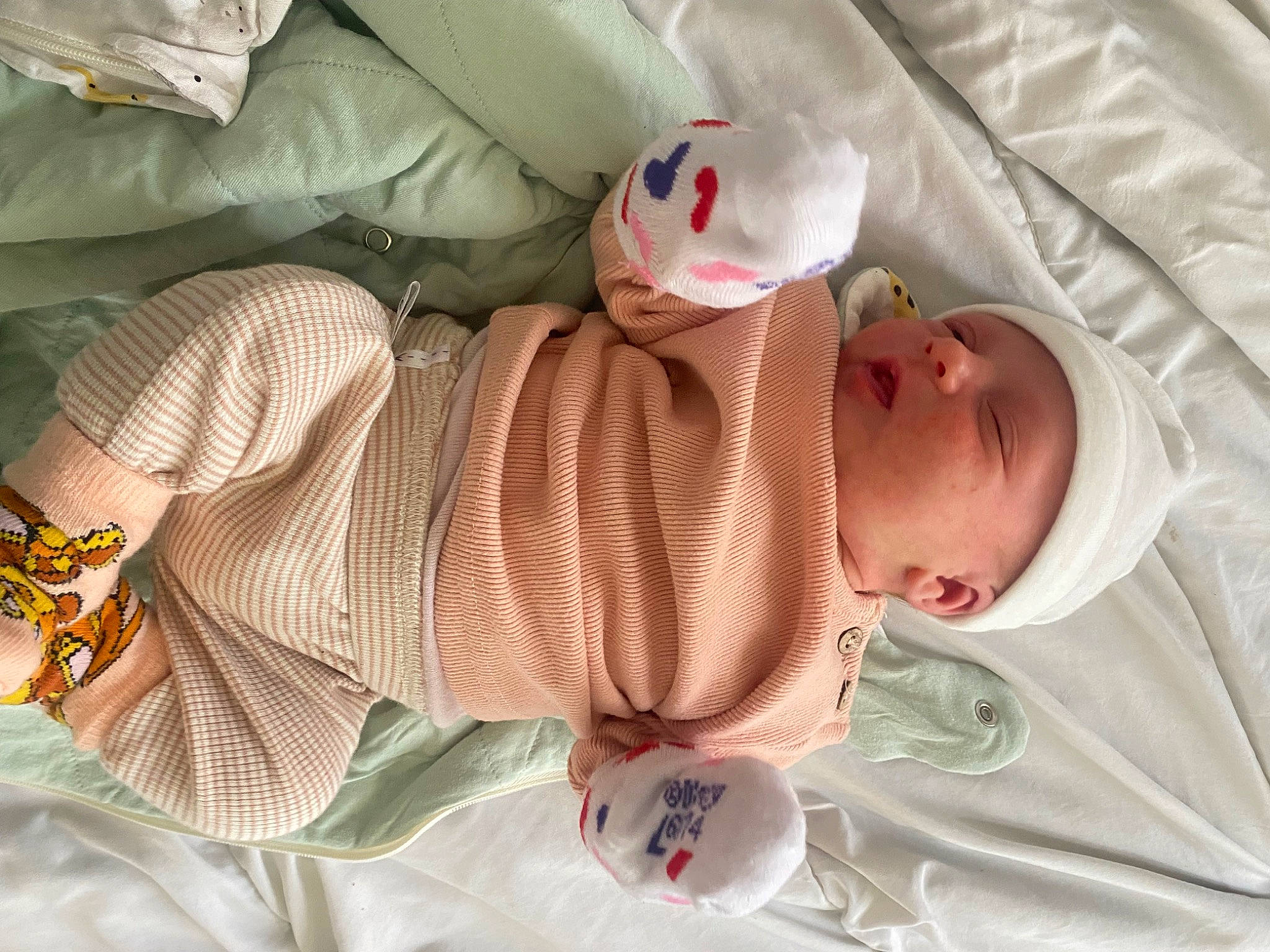 Amëlya a rejoint le concours — aidez-le/la à gagner de superbes lots ! arm, baby, baby_products, baby_sleeping, baby_toddler_clothing, child, comfort, hat, head, linens, mammal, mouth, nap, person, product, room, skin, sleep, sleeve, toddler