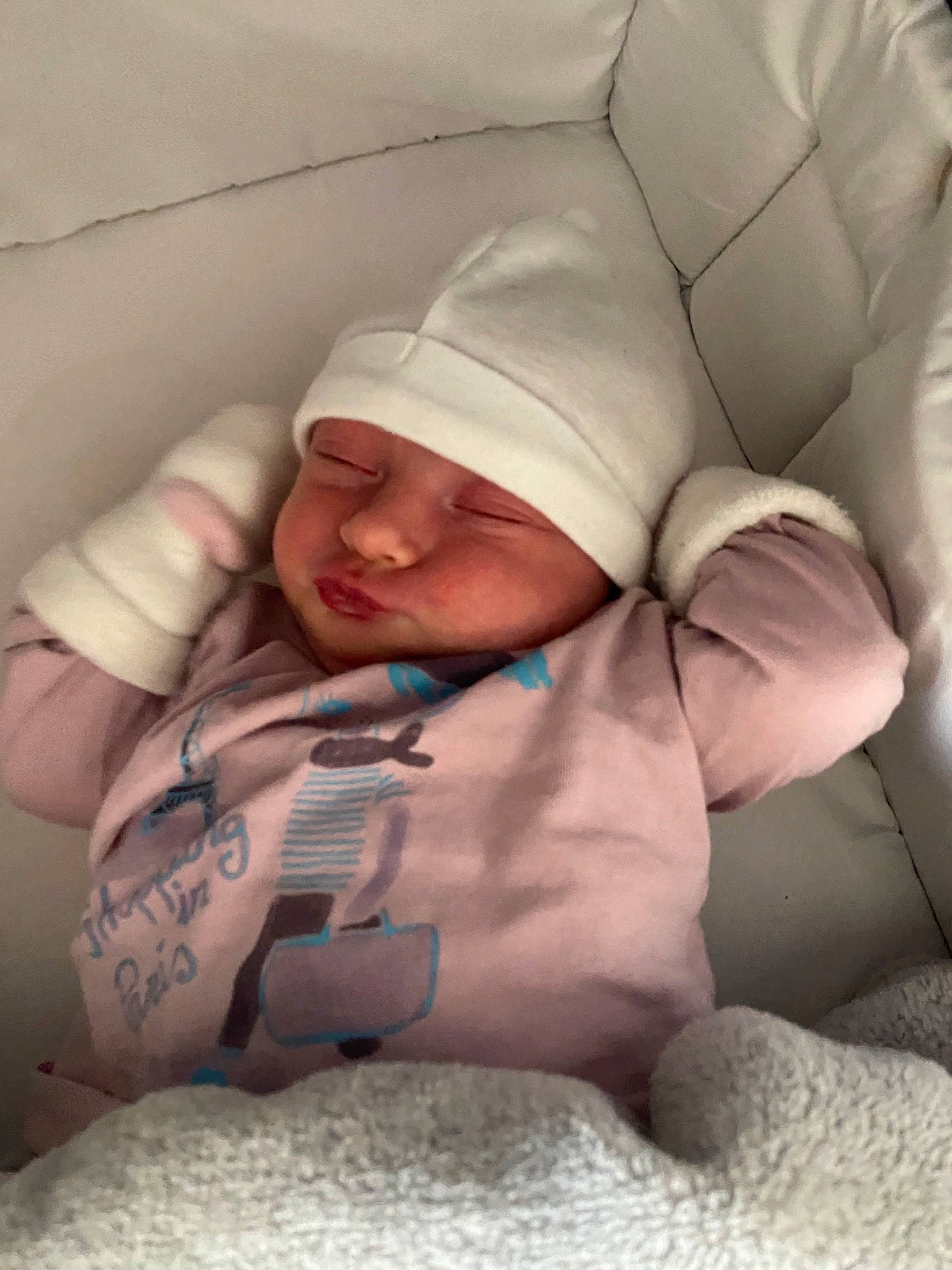 Amëlya a rejoint le concours — aidez-le/la à gagner de superbes lots ! baby, baby_products, baby_safety, baby_sleeping, baby_toddler_clothing, bedding, bedtime, chest, child, comfort, hand, headwear, linens, nap, person, room, skin, sleep, sleeve, smile