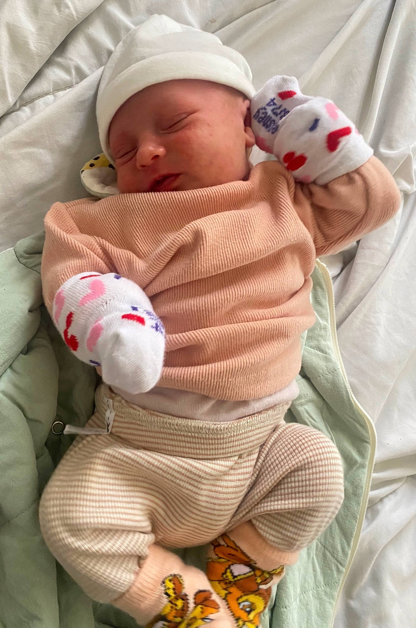 Amëlya a rejoint le concours — aidez-le/la à gagner de superbes lots ! baby, baby_products, baby_sleeping, baby_toddler_clothing, cap, cheek, child, comfort, finger, foot, hand, hat, lap, linens, person, sitting, skin, sleeve, textile, toddler