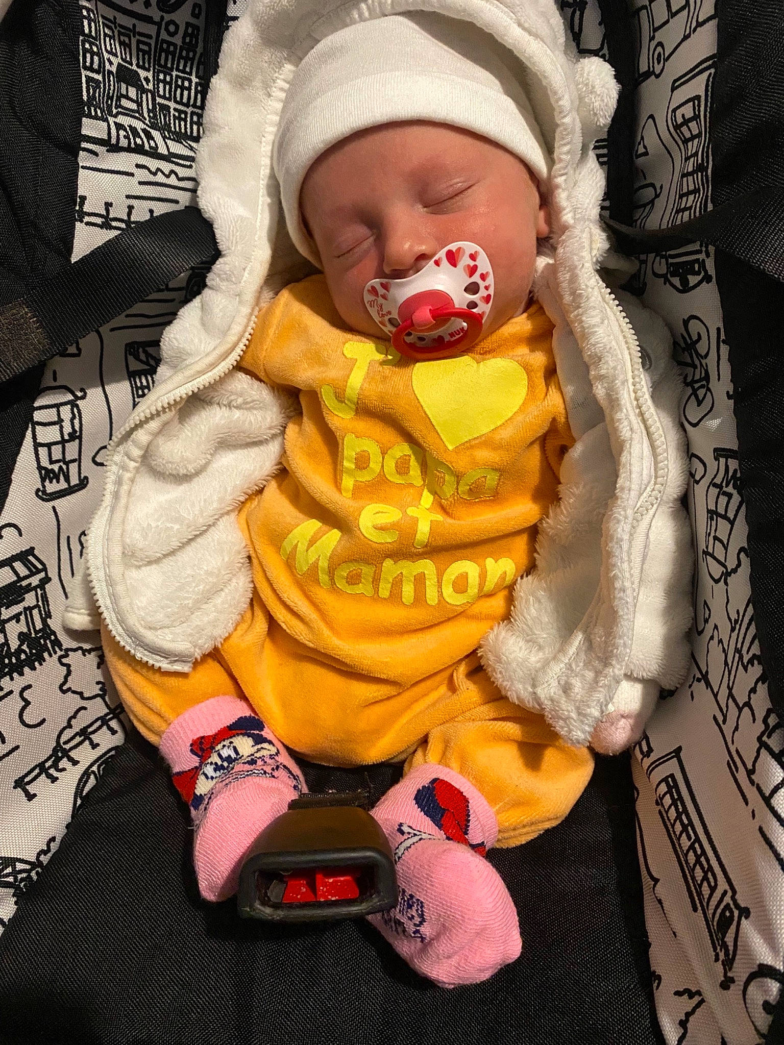 Amëlya a rejoint le concours — aidez-le/la à gagner de superbes lots ! baby, baby_products, baby_sleeping, baby_toddler_clothing, cap, cheek, child, comfort, cool, finger, happy, headwear, hood, knit_cap, linens, mouth, person, sitting, sleeve, thumb