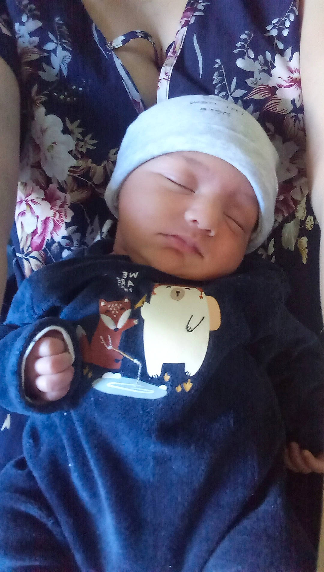 Kalys a rejoint le concours — aidez-le/la à gagner de superbes lots ! baby, baby_carriage, baby_in_car_seat, baby_products, baby_sleeping, baby_toddler_clothing, beanie, cheek, child, comfort, headwear, knit_cap, person, sitting, toddler, tree, winter