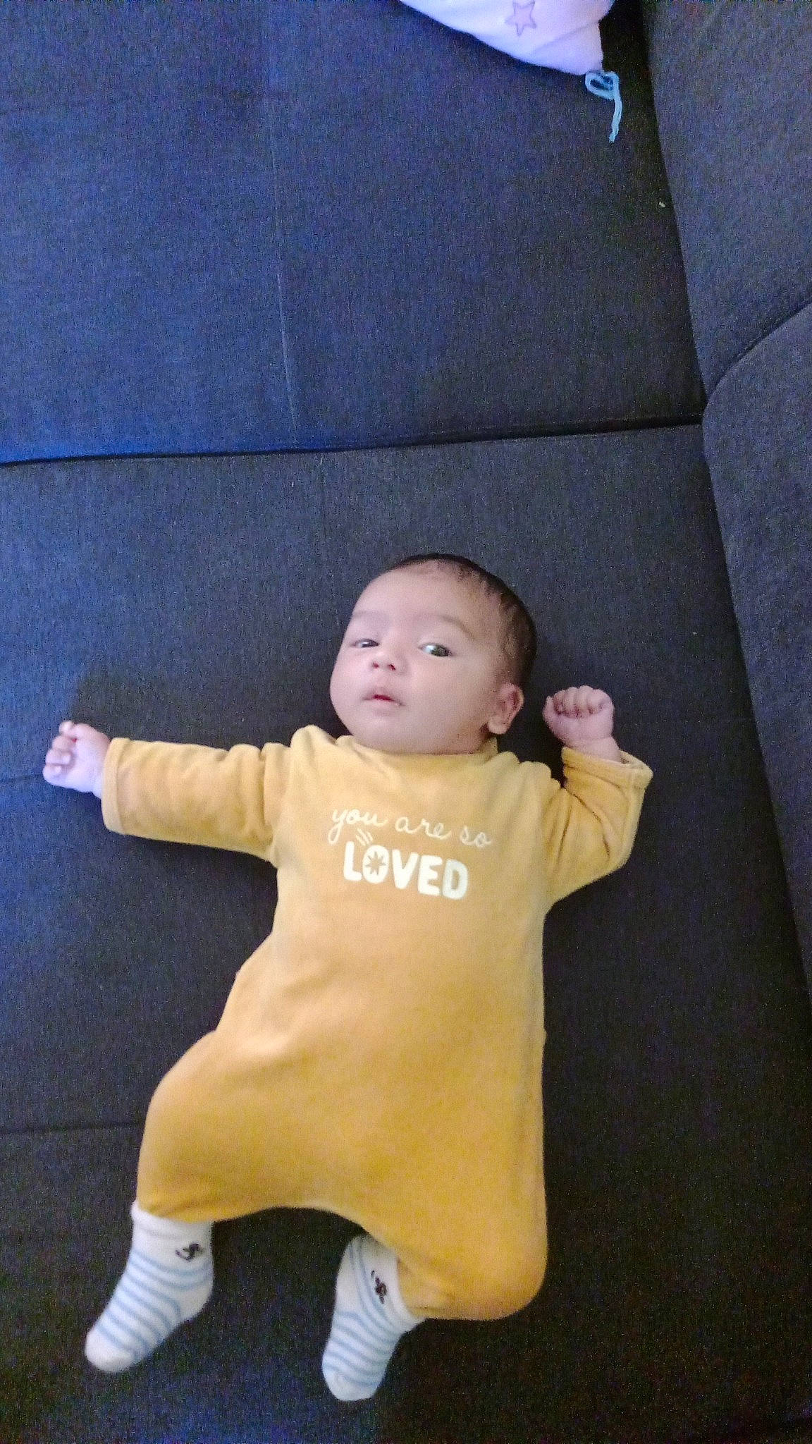 Kalys a rejoint le concours — aidez-le/la à gagner de superbes lots ! baby, baby_toddler_clothing, balance, cheek, child, comfort, elbow, eye, finger, flooring, fun, gesture, happy, human_leg, joint, person, sitting, sleeve, t_shirt, thumb