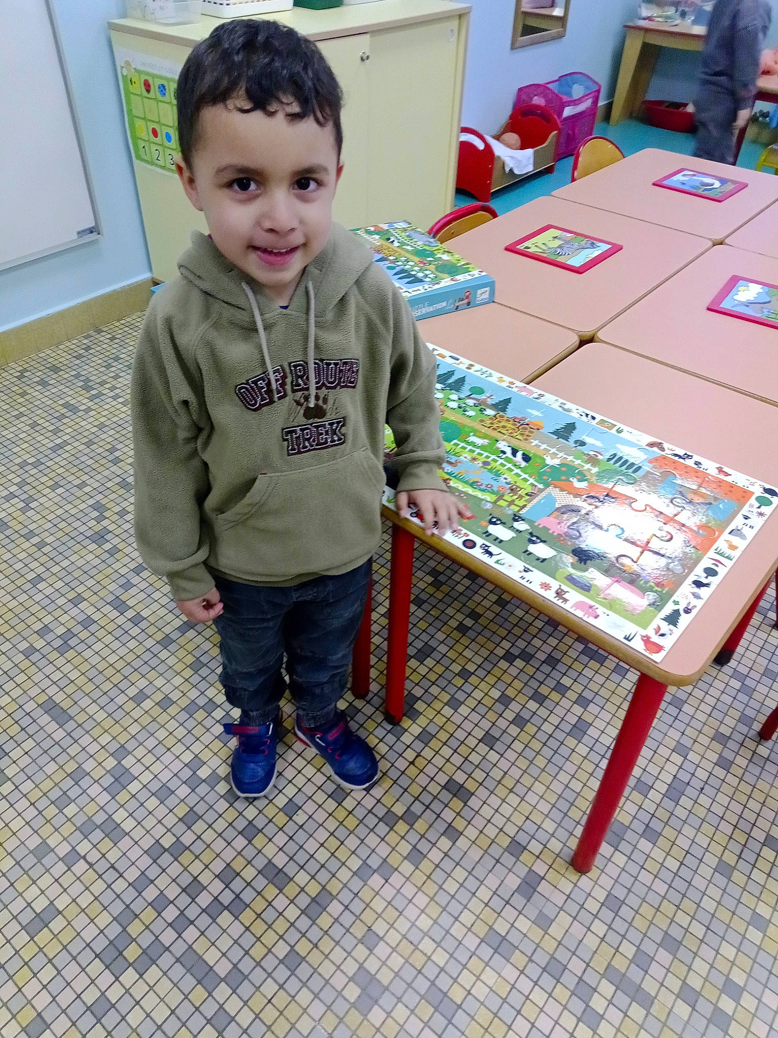 Yanis participe au concours pour gagner de l'argent avec cette photo : art, baby, baby_toddler_clothing, chair, child, event, flooring, fun, joy, leisure, person, play, recreation, room, sharing, smile, t_shirt, table, toddler, visual_arts