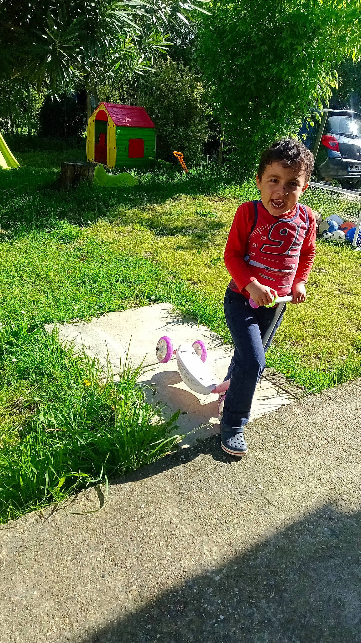 Yanis participe au concours pour gagner de l'argent avec cette photo : asphalt, car, fun, grass, grass_family, green, happy, lawn, leaf, leisure, people_in_nature, person, plant, public_space, recreation, shade, sidewalk, smile, tent, toddler
