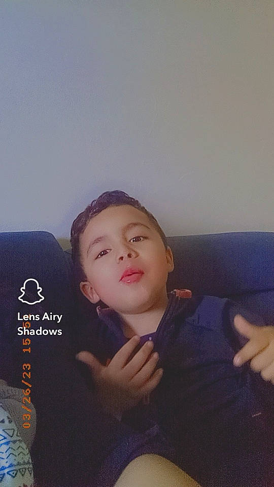 Yanis a rejoint le concours — aidez-le/la à gagner de superbes lots ! child, comfort, cool, couch, darkness, electric_blue, facial_expression, finger, flash_photography, flooring, fun, gesture, happy, lip, nose, person, room, sitting, sleeve, thumb