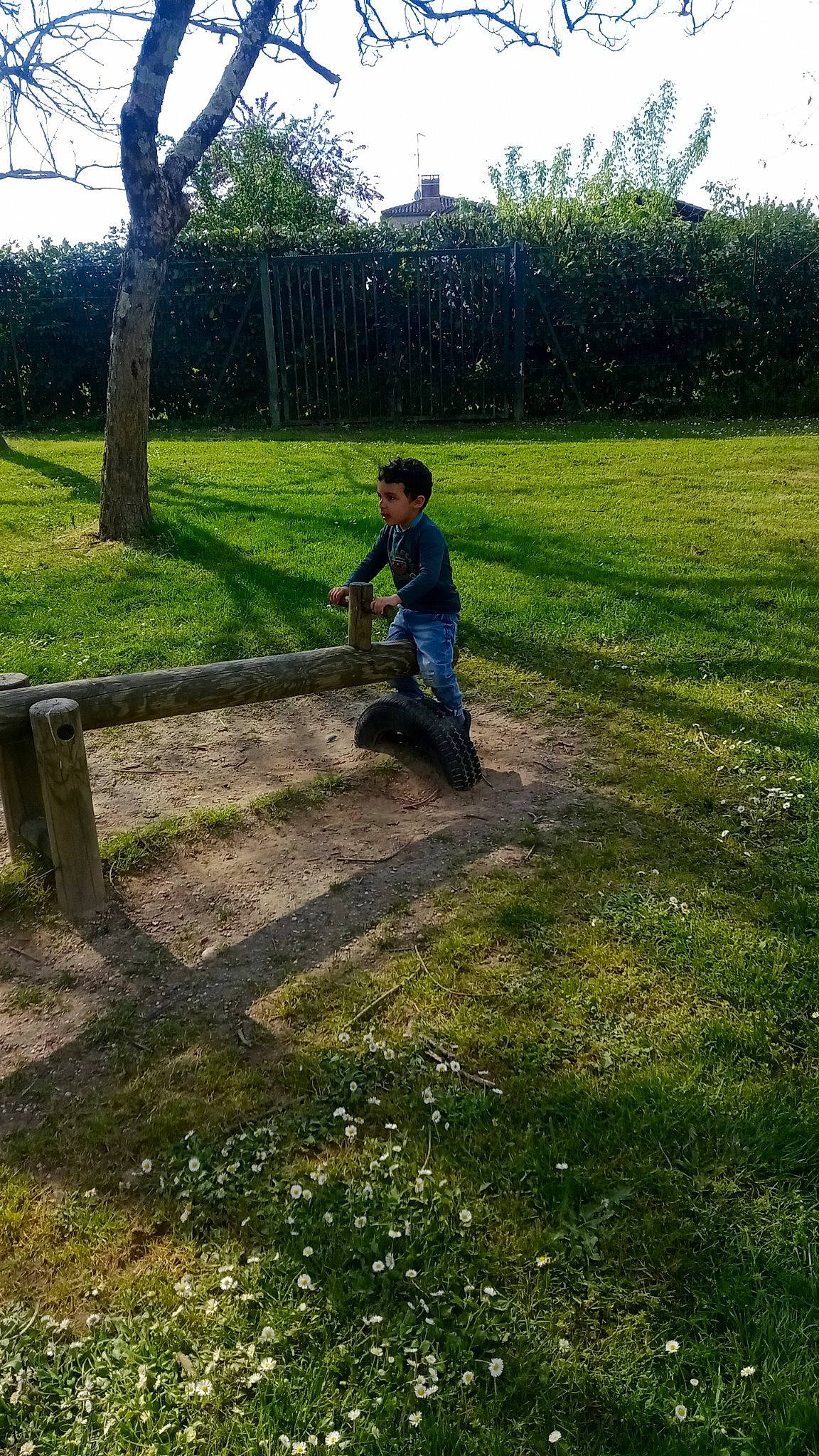 Yanis a rejoint le concours — aidez-le/la à gagner de superbes lots ! garden, grass, grassland, groundcover, landscape, landscaping, lawn, leisure, pasture, people_in_nature, person, plant, recreation, shadow, shrub, sky, soil, tints_and_shades, toddler, tree