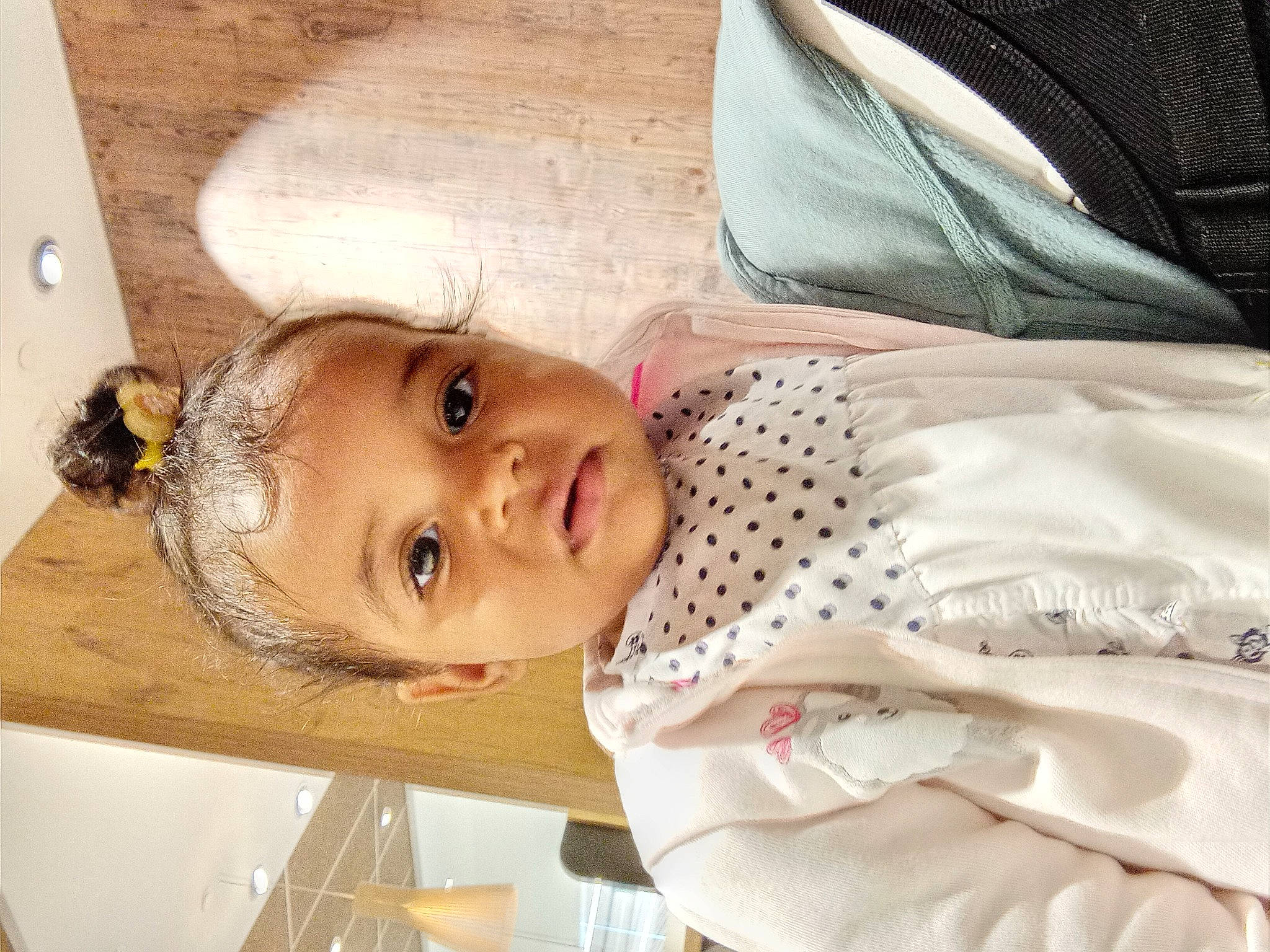 Maya a rejoint le concours — aidez-le/la à gagner de superbes lots ! baby, baby_toddler_clothing, bedding, cheek, child, comfort, dress, eyelash, happy, iris, linens, nose, pattern, person, room, skin, sleeve, smile, toddler, vacation