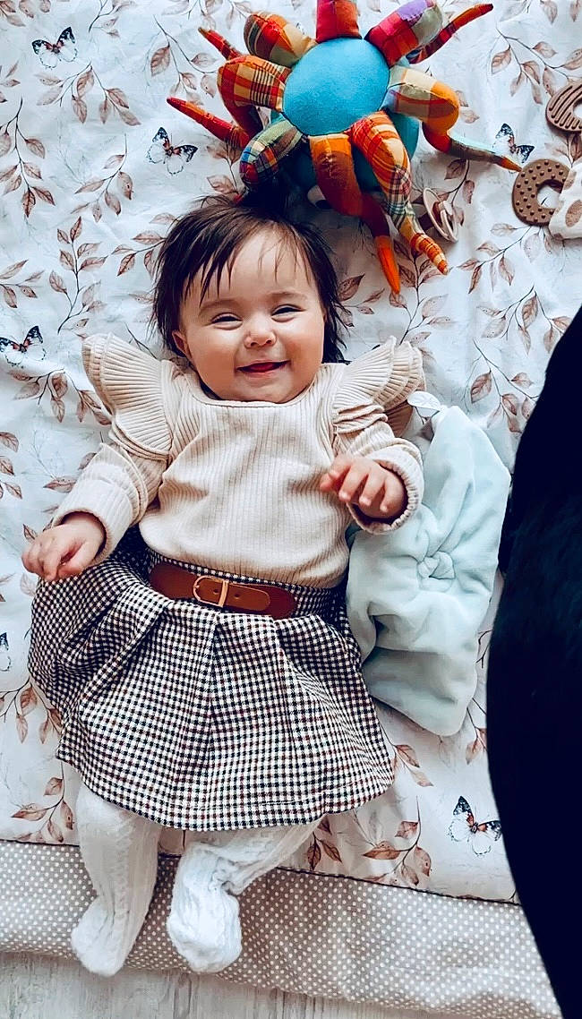 Kataleya a rejoint le concours — aidez-le/la à gagner de superbes lots ! baby, baby_toddler_clothing, dress, eye, face, gesture, happy, head, headgear, human, human_body, joy, outerwear, people_in_nature, person, photograph, sleeve, smile, textile, toddler