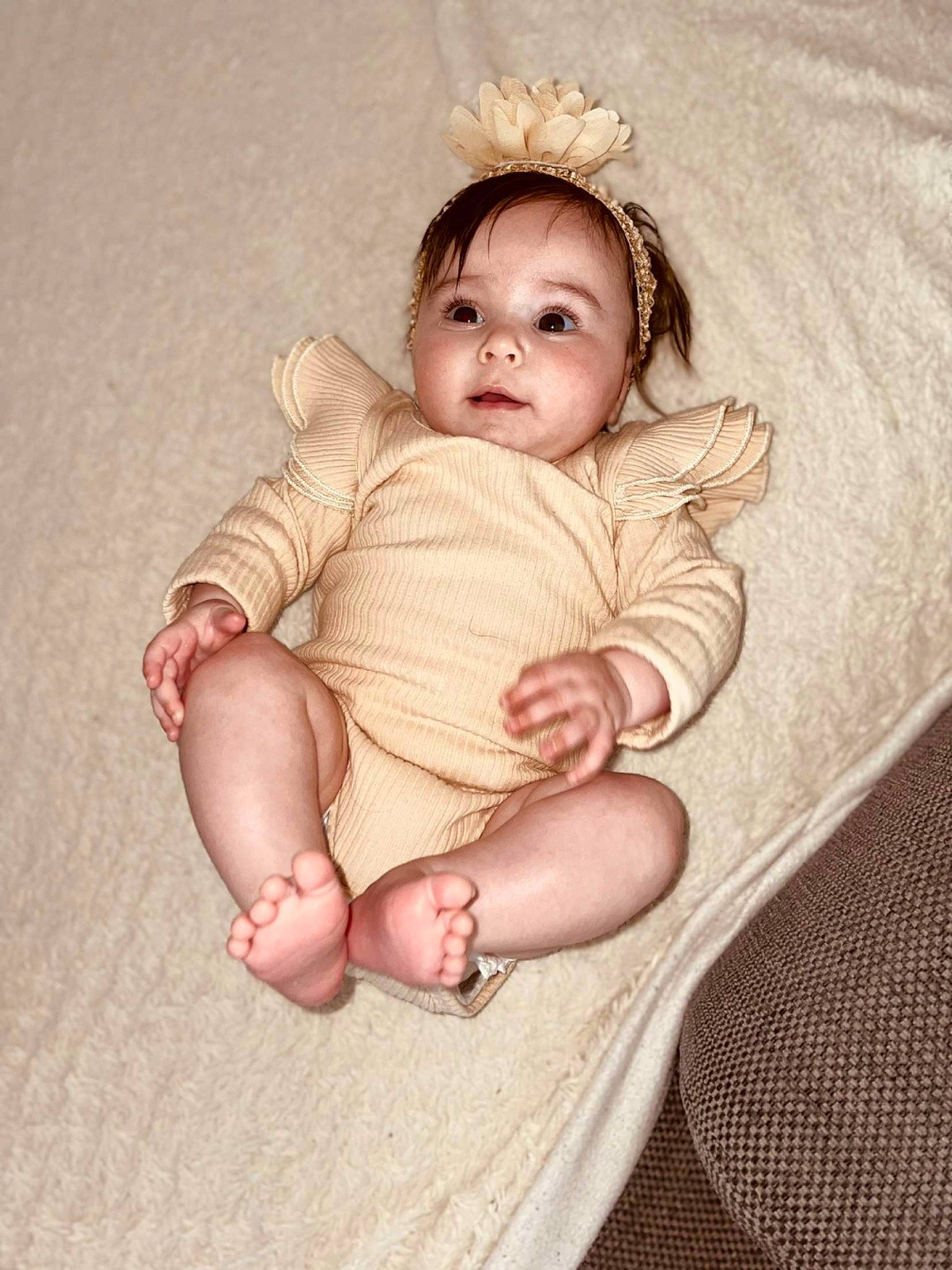 Kataleya a rejoint le concours — aidez-le/la à gagner de superbes lots ! baby, baby_toddler_clothing, cheek, comfort, eye, face, finger, flash_photography, foot, head, iris, leg, lip, neck, person, skin, sleeve, stomach, textile, toddler